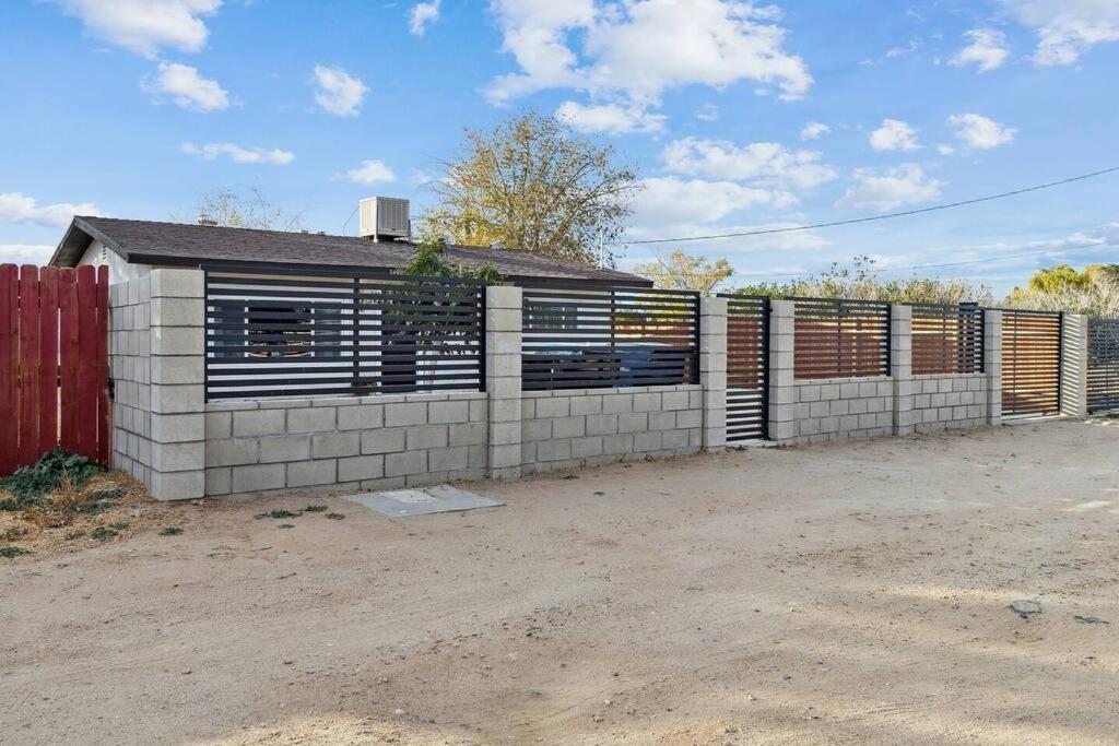 Modern City Ranch 3 Bdrm Family Home Access By Dirt Road Palmdale Extérieur photo